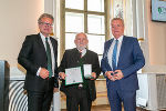 Landeshauptmann Christopher Drexler (l.) und Landeshauptmann-Stellvertreter Anton Lang (r.) überreichten Manfred Jaritz das Goldene Ehrenzeichen des Landes Steiermark. 