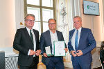 Landeshauptmann Christopher Drexler (l.) und Landeshauptmann-Stellvertreter Anton Lang (r.) überreichten Jürgen Pail das Goldene Ehrenzeichen des Landes Steiermark. 