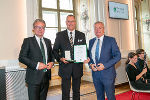 Landeshauptmann Christopher Drexler (l.) und Landeshauptmann-Stellvertreter Anton Lang (r.) überreichten Gerhard Postl das Goldene Ehrenzeichen des Landes Steiermark. 