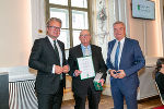 Landeshauptmann Christopher Drexler (l.) und Landeshauptmann-Stellvertreter Anton Lang (r.) überreichten NAbg. a.D. Hermann Reindl das Goldene Ehrenzeichen des Landes Steiermark. 