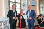 Landeshauptmann Christopher Drexler (l.) und Landeshauptmann-Stellvertreter Anton Lang (r.) überreichten Michaela Reitbauer das Goldene Ehrenzeichen des Landes Steiermark. 