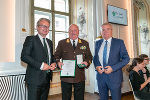 Landeshauptmann Christopher Drexler (l.) und Landeshauptmann-Stellvertreter Anton Lang (r.) überreichten Ehren-Brandrat Ignaz Schiester das Goldene Ehrenzeichen des Landes Steiermark. 