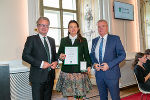 Landeshauptmann Christopher Drexler (l.) und Landeshauptmann-Stellvertreter Anton Lang (r.) überreichten Heike Schmidt das Goldene Ehrenzeichen des Landes Steiermark. 