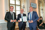 Landeshauptmann Christopher Drexler (l.) und Landeshauptmann-Stellvertreter Anton Lang (r.) überreichten Ministerialdirektor Peter Worm das Goldene Ehrenzeichen des Landes Steiermark. 