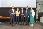 LH Christopher Drexler (l.) und Bildungsdirektorin Elisabeth Meixner (r.) gratulierten zu exzellenten Leistungen in Physik.