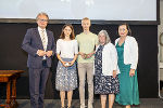 LH Christopher Drexler (l.) und Bildungsdirektorin Elisabeth Meixner (r.) gratulierten Schülerinnen und Schülern für exzellente Leistungen in Biologie.