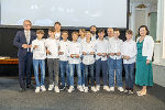 LH Christopher Drexler (l.) und Bildungsdirektorin Elisabeth Meixner (r.) gratulierten dem erfolgreichen Team des BG/ BRG/ BORG HIB Liebenau (Futsalcup).