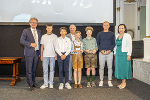 LH Christopher Drexler (l.) und Bildungsdirektorin Elisabeth Meixner (r.) gratulierten dem erfolgreichen Team aus dem BG/BRG Stainach (Langlaufen).