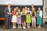 LH Christopher Drexler (l.) und Bildungsdirektorin Elisabeth Meixner (r.) gratulierten dem erfolgreichen Team aus der MS Langenwang (Ski Alpin).