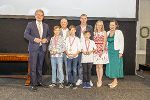 LH Christopher Drexler (l.) und Bildungsdirektorin Elisabeth Meixner (r.) gratulierten dem erfolgreichen Team aus der Volksschule Bärnbach (Schach).