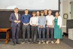 LH Christopher Drexler (l.) und Bildungsdirektorin Elisabethg. Meixner (r.) gratulierten dem erfolgreichen Team aus dem Gymnasium Kirchengasse.