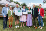 Tierschutzombudsfrau Barbara Fiala-Köck (5.vl.) überreichte gemeinsam mit LAbg. und Bgm. Erwin Dirnberger, 2. LTPräs. Gabriele Kolar, LR Johann Seitinger und LK-Steiermark-Vizepräsidentin Maria Pein an Sabine und Werner Pail aus Wagendorf den Tierschutzpreis