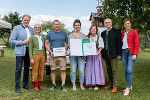 Tierschutzombudsfrau Barbara Fiala-Köck (5.vl.) überreichte gemeinsam mit LAbg. und Bgm. Erwin Dirnberg, 2. LTPräs. Gabriele Kolar, LR Johann Seitinger, LK-Steiermark-Vizepräsidentin Maria Pein (vl.) an Julia Zotter und ihrem Betriebsleiter den Tierschutzpreis