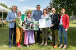 Familie Lassarus aus Obdach mit LAbg. und Bgm. Erwin Dirnberger, 2. LTPräs. Gabriele Kolar, TSO Barbara Fiala-Köck, LR Johann Seitinger und LK-Steiermark Vizepräsidentin Maria Pein mit dem schönsten Tierfoto (v.l.) © Foto: Land Steiermark/Binder; bei Quellenangabe honorafrei Familie Lassarus aus Obdach mit LAbg. und Bgm. Erwin Dirnberger, 2. LTPräs. Gabriele Kolar, TSO Barbara Fiala-Köck, LR Johann Seitinger und LK-Steiermark Vizepräsidentin Maria Pein mit dem schönsten Tierfoto (v.l.)
