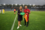 Sportlandesrätin Juliane Bogner-Strauß überreichte Galatasaray-Trainer Okan Buruk eine Steiermark-Torte. © GEPA; Verwendung bei Quellenangabe honorarfrei