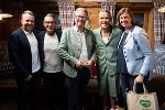 STG-Geschäftsführer Michael Feiertag, Klaus Leutgeb (Leutgeb Entertainment), LH Christopher Drexler, Robbie Williams, LR Eibinger-Miedl © Land Steiermark; Verwendung bei Quellenangabe honorarfrei STG-Geschäftsführer Michael Feiertag, Klaus Leutgeb (Leutgeb Entertainment), LH Christopher Drexler, Robbie Williams, LR Eibinger-Miedl