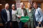 STG-Geschäftsführer Michael Feiertag, Klaus Leutgeb (Leutgeb Entertainment), LH Christopher Drexler, Robbie Williams, LR Eibinger-Miedl © Land Steiermark; Verwendung bei Quellenangabe honorarfrei STG-Geschäftsführer Michael Feiertag, Klaus Leutgeb (Leutgeb Entertainment), LH Christopher Drexler, Robbie Williams, LR Eibinger-Miedl