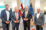 Landesbaudirektor Andreas Tropper, Landeshauptmann-Stellvertreter Anton Lang, Landeshauptmann Christopher Drexler und Martin Fellendorf (Leitung Institut für Straßen- und Verkehrswesen TU Graz) (v.l.) © Land Steiermark; bei Quellenangabe honorarfrei Landesbaudirektor Andreas Tropper, Landeshauptmann-Stellvertreter Anton Lang, Landeshauptmann Christopher Drexler und Martin Fellendorf (Leitung Institut für Straßen- und Verkehrswesen TU Graz) (v.l.)