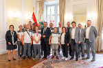 LH Christopher Drexler gratulierte im Weißen Saal der Grazer Burg den steirischen Medaillengewinnern der „Special Olympics World Summer Games“ in Berlin. © Land Steiermark/Robert Binder; Verwendung bei Quellenangabe honorarfrei