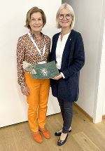 Die Zweite Landtagspräsidentin Gabriele Kolar (r.) überreichte der scheidenden Tierschutzombudsfrau Barbara Fiala-Köck (l.) ein Abschiedspräsent und gratulierte zur Fachtagung am Steiermarkhof. © Land Steiermark; Verwendung bei Quellenangabe honorarfrei Die Zweite Landtagspräsidentin Gabriele Kolar (r.) überreichte der scheidenden Tierschutzombudsfrau Barbara Fiala-Köck (l.) ein Abschiedspräsent und gratulierte zur Fachtagung am Steiermarkhof.