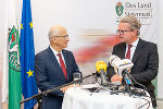 Landesrat Johann Seitinger mit Landeshauptmann Christopher Drexler bei der heutigen Pressekonferenz.