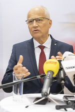 Im Rahmen einer Pressekonferenz gab Landesrat Johann Seitinger seinen Rücktritt aus gesundheitlichen Gründen bekannt.
