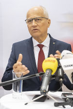 Im Rahmen einer Pressekonferenz gab Landesrat Johann Seitinger seinen Rücktritt aus gesundheitlichen Gründen bekannt. © Land Steiermark/Foto Fischer; bei Quellenangabe honorarfrei Im Rahmen einer Pressekonferenz gab Landesrat Johann Seitinger seinen Rücktritt aus gesundheitlichen Gründen bekannt.