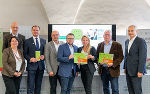 Vorstellung von „mobiREM“ im Medienzentrum Steiermark: Lisa Klasnic-Mistiloglou, Vinzenz Stepan (Elisabethinen), Walter Schippinger, Josef Harb, Hannes Schwarz, LR Juliane Bogner-Strauß, Michael Koren und Gerhard Stark (v.l.). © Land Steiermark/Robert Binder; Verwendung bei Quellenangabe honorarfrei Vorstellung von „mobiREM“ im Medienzentrum Steiermark: Lisa Klasnic-Mistiloglou, Vinzenz Stepan (Elisabethinen), Walter Schippinger, Josef Harb, Hannes Schwarz, LR Juliane Bogner-Strauß, Michael Koren und Gerhard Stark (v.l.).