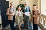 Die beiden für die Landesregionalentwicklung zuständigen Landesrätinnen Ursula Lackner und Barbara Eibinger-Miedl gratulierten Projektleiter Rudolf Aschauer und Bereichsleiterin Manuela Weissenbeck zur Auszeichnung. © Land Steiermark/Christoph Purgstaller; Verwendung bei Quellenangabe honorarfrei Die beiden für die Landesregionalentwicklung zuständigen Landesrätinnen Ursula Lackner und Barbara Eibinger-Miedl gratulierten Projektleiter Rudolf Aschauer und Bereichsleiterin Manuela Weissenbeck zur Auszeichnung.