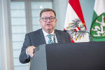 Landesrat Werner Amon dankte den verdienten Pädagoginnen und Pädagogen für ihr jahrzehntelanges Wirken. © Land Steiermark/Foto Fischer; Verwendung bei Quellenangabe honorarfrei Landesrat Werner Amon dankte den verdienten Pädagoginnen und Pädagogen für ihr jahrzehntelanges Wirken.