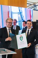 Landeshauptmann Christopher Drexler überreichte Geschäftsführer Rene Fink die hohe Landesauszeichnung. © PG Austria/steadymotion; bei Quellenangabe honorarfrei Landeshauptmann Christopher Drexler überreichte Geschäftsführer Rene Fink die hohe Landesauszeichnung.