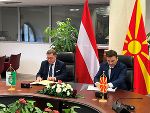 Europalandesrat Werner Amon und der Außenminister der Republik Nordmazedonien, Bujar Osmani, bei der Unterzeichnung des Partnerschaftsabkommens.