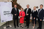 Josef Schrammel (kaufmännischer Direktor Universalmuseum Joanneum), Susanne Keppler-Schlesinger (Direktorin des Austrian Cultural Forum New York), Landeshauptmann Christopher Drexler, Petra Schneebauer (österreichische Botschafterin in den USA), Marko Mele (wissenschaftlicher Direktor Universalmuseum Joanneum) (v.l.) © Foto: Universalmuseum Joanneum/J.J. Kucek Josef Schrammel (kaufmännischer Direktor Universalmuseum Joanneum), Susanne Keppler-Schlesinger (Direktorin des Austrian Cultural Forum New York), Landeshauptmann Christopher Drexler, Petra Schneebauer (österreichische Botschafterin in den USA), Marko Mele (wissenschaftlicher Direktor Universalmuseum Joanneum) (v.l.)