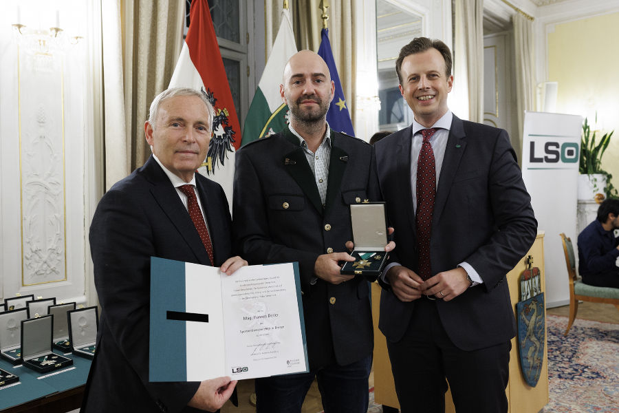 Sportfunktionärsehrung 2023: Christian Purrer (l.) und LR Karlheinz Kornhäusl (r.) zeichneten Hannes Derler aus.