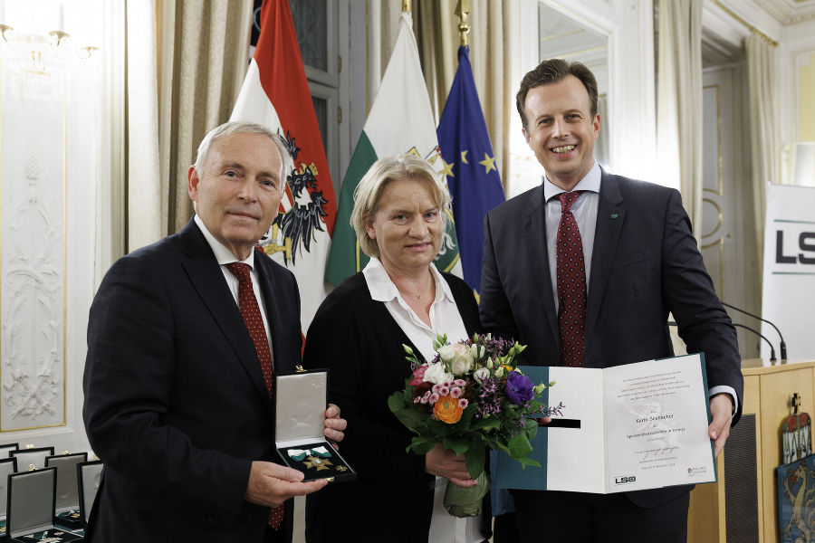 Sportfunktionärsehrung 2023: Christian Purrer (l.) und LR Karlheinz Kornhäusl (r.) zeichneten Karin Seebacher aus.