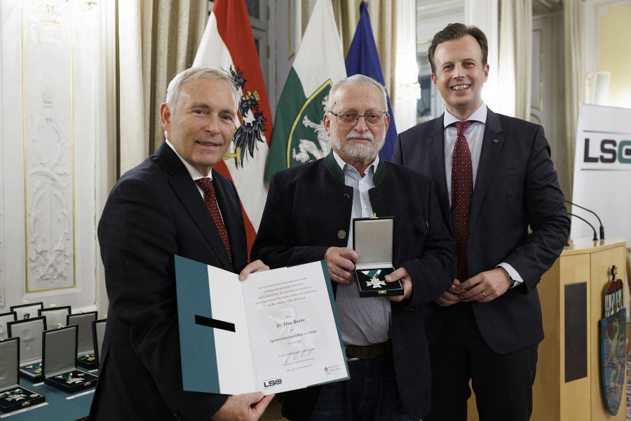 Sportfunktionärsehrung 2023: Christian Purrer (l.) und LR Karlheinz Kornhäusl (r.) zeichneten Max Becke aus.