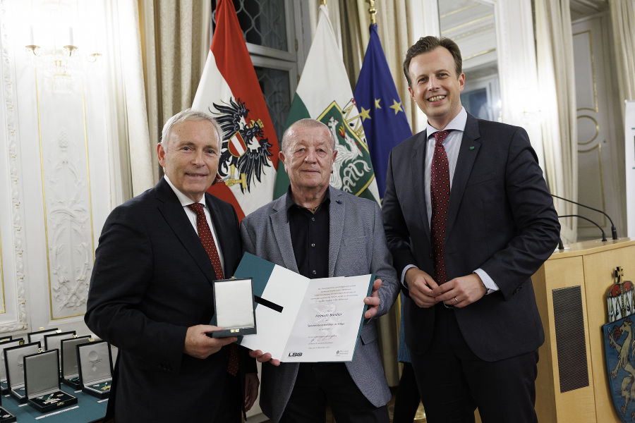 Sportfunktionärsehrung 2023: Christian Purrer (l.) und LR Karlheinz Kornhäusl (r.) zeichneten Helmuth Breidler aus.