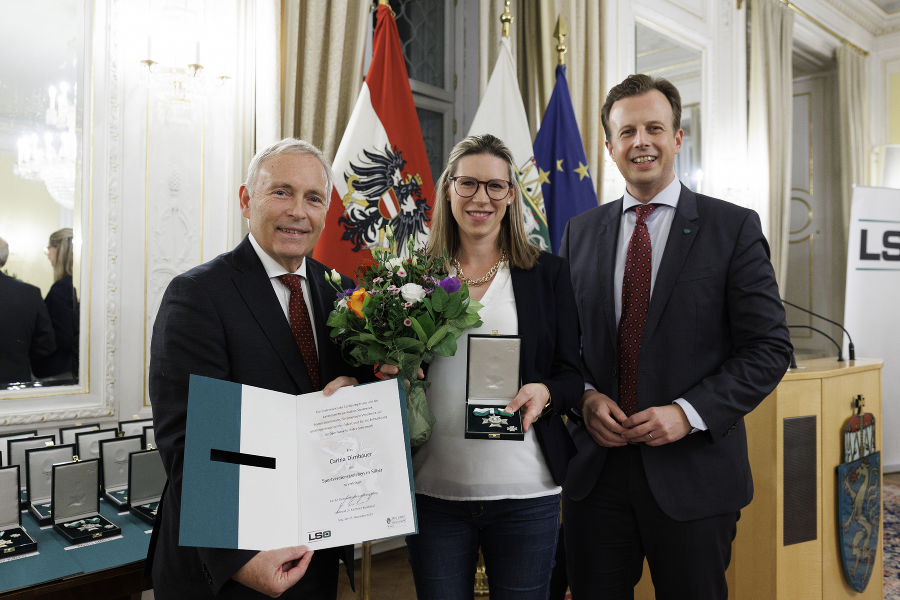 Sportfunktionärsehrung 2023: Christian Purrer (l.) und LR Karlheinz Kornhäusl (r.) zeichneten Carina Dirnbauer aus.