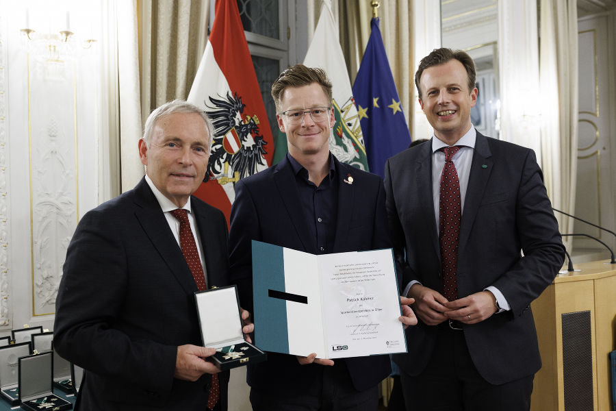 Sportfunktionärsehrung 2023: Christian Purrer (l.) und LR Karlheinz Kornhäusl (r.) zeichneten Patrick Kalcher aus.