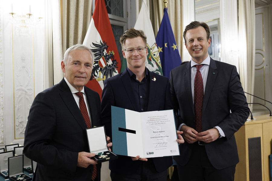 Sportfunktionärsehrung 2023: Christian Purrer (l.) und LR Karlheinz Kornhäusl (r.) zeichneten Patrick Kalcher aus.