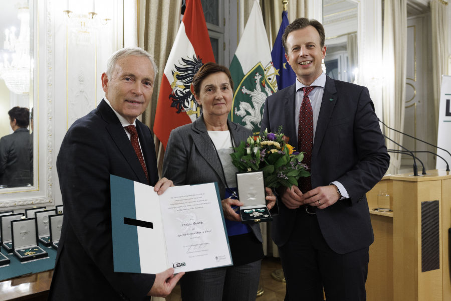 Sportfunktionärsehrung 2023: Christian Purrer (l.) und LR Karlheinz Kornhäusl (r.) zeichneten Christa Meßner aus.