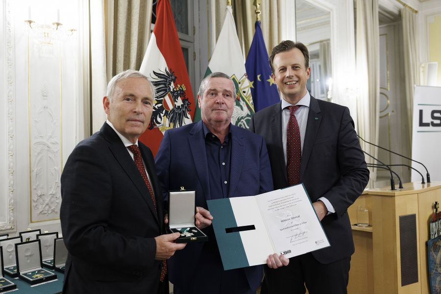 Sportfunktionärsehrung 2023: Christian Purrer (l.) und LR Karlheinz Kornhäusl (r.) zeichneten Wilhelm Sternad aus.