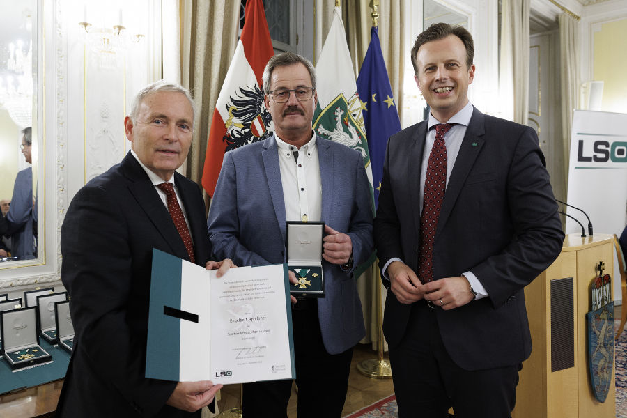 Sportfunktionärsehrung 2023: Christian Purrer (l.) und LR Karlheinz Kornhäusl (r.) zeichneten Engelbert Apolloner aus.