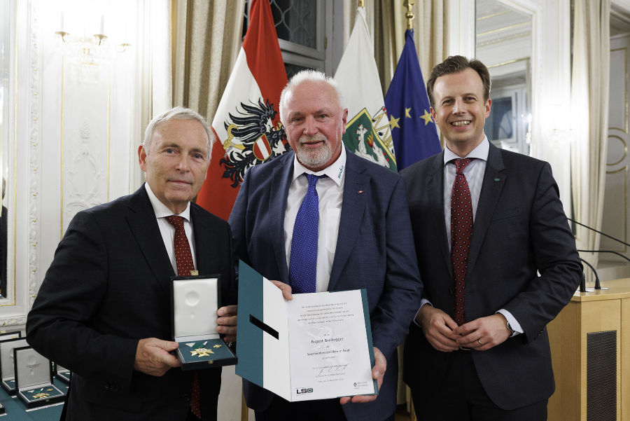 Sportfunktionärsehrung 2023: Christian Purrer (l.) und LR Karlheinz Kornhäusl (r.) zeichneten Rupert Breitegger aus.