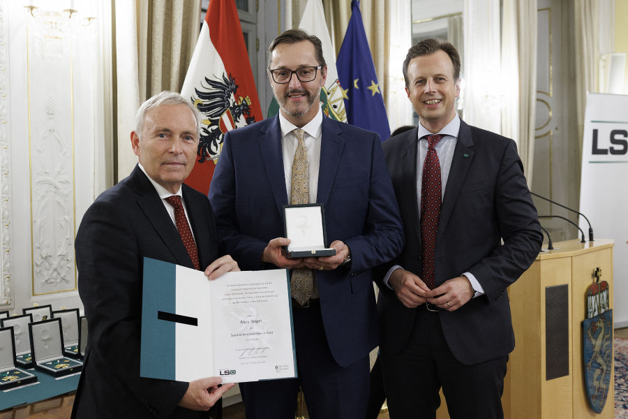 Sportfunktionärsehrung 2023: Christian Purrer (l.) und LR Karlheinz Kornhäusl (r.) zeichneten Alois Degen aus.