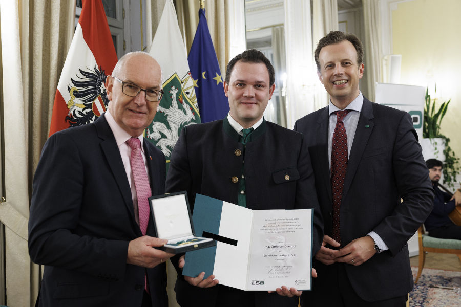 Sportfunktionärsehrung 2023: Stefan Herker (l.) und LR Karlheinz Kornhäusl (r.) zeichneten Christian Demmel aus.