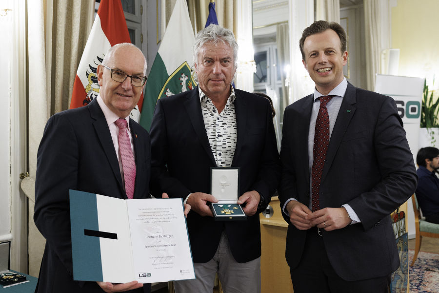 Sportfunktionärsehrung 2023: Stefan Herker (l.) und LR Karlheinz Kornhäusl (r.) zeichneten Hermann Eichberger aus.