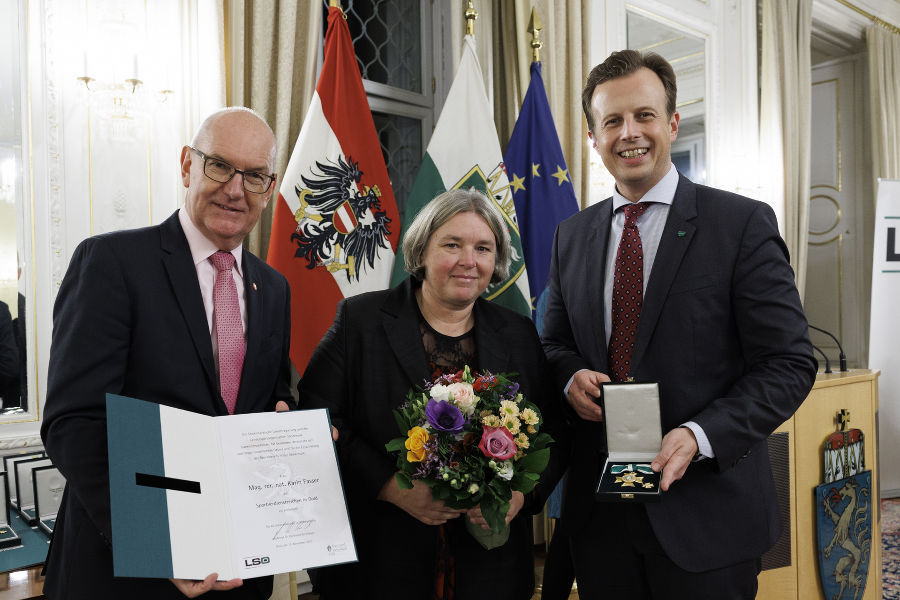 Sportfunktionärsehrung 2023: Stefan Herker (l.) und LR Karlheinz Kornhäusl (r.) zeichneten Karin Fasser aus.