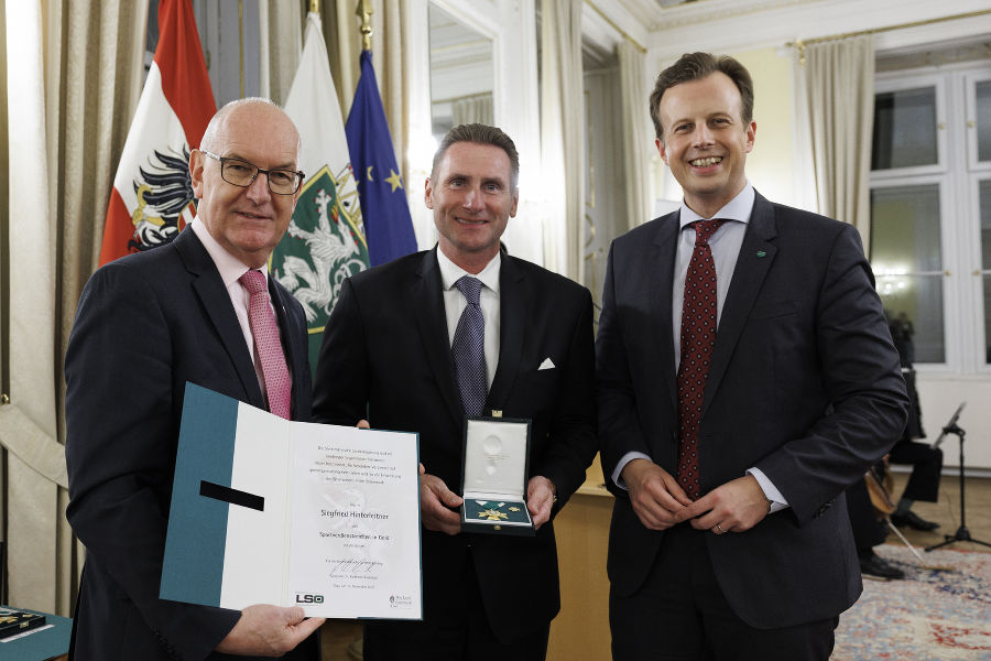 Sportfunktionärsehrung 2023: Stefan Herker (l.) und LR Karlheinz Kornhäusl (r.) zeichneten Siegfried Hinterleitner aus.