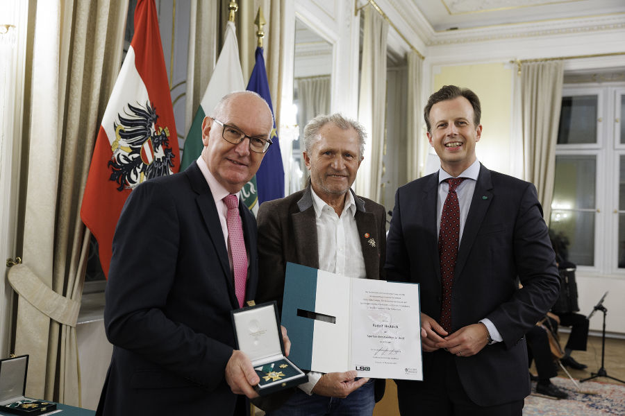 Sportfunktionärsehrung 2023: Stefan Herker (l.) und LR Karlheinz Kornhäusl (r.) zeichneten Rudolf Hrubisek aus.